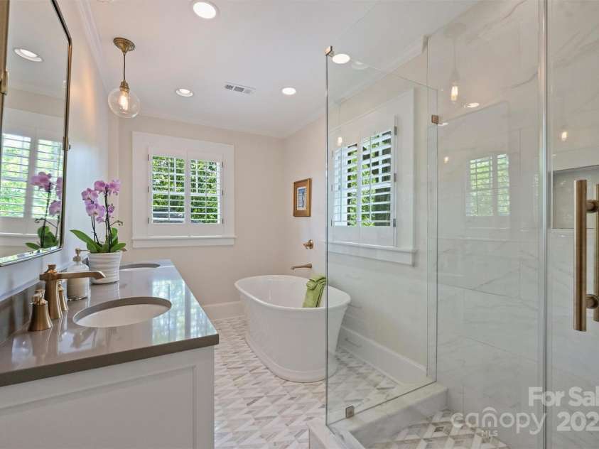 726 Kingston Avenue, Charlotte, NC 28203.  MLS# CAR4272217, YatesRealty ID 20972. Newly remodeled upstairs full bath with marble