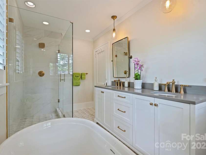 726 Kingston Avenue, Charlotte, NC 28203.  MLS# CAR4272217, YatesRealty ID 20972. Upstairs full bath