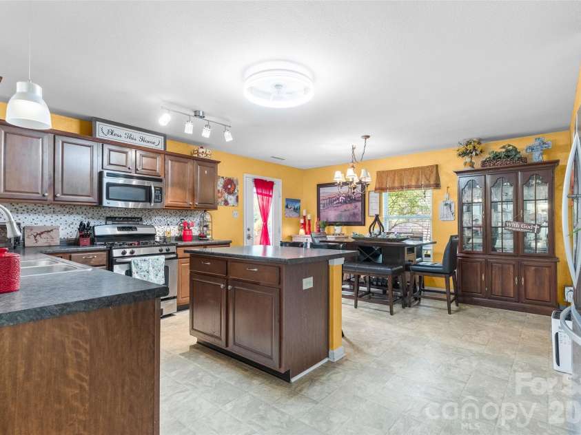 3248 Pikes Peak Drive, Gastonia, NC 28052.  MLS# CAR4375149, YatesRealty ID 20973. Large kitchen with island
