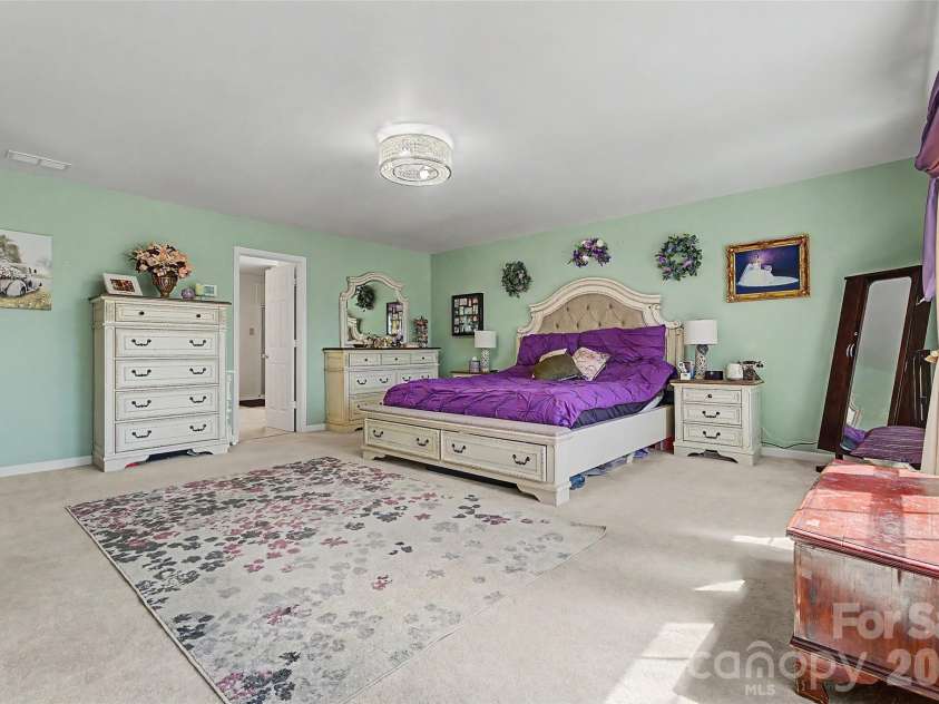3248 Pikes Peak Drive, Gastonia, NC 28052.  MLS# CAR4375149, YatesRealty ID 20973. Unbelievable primary suite!