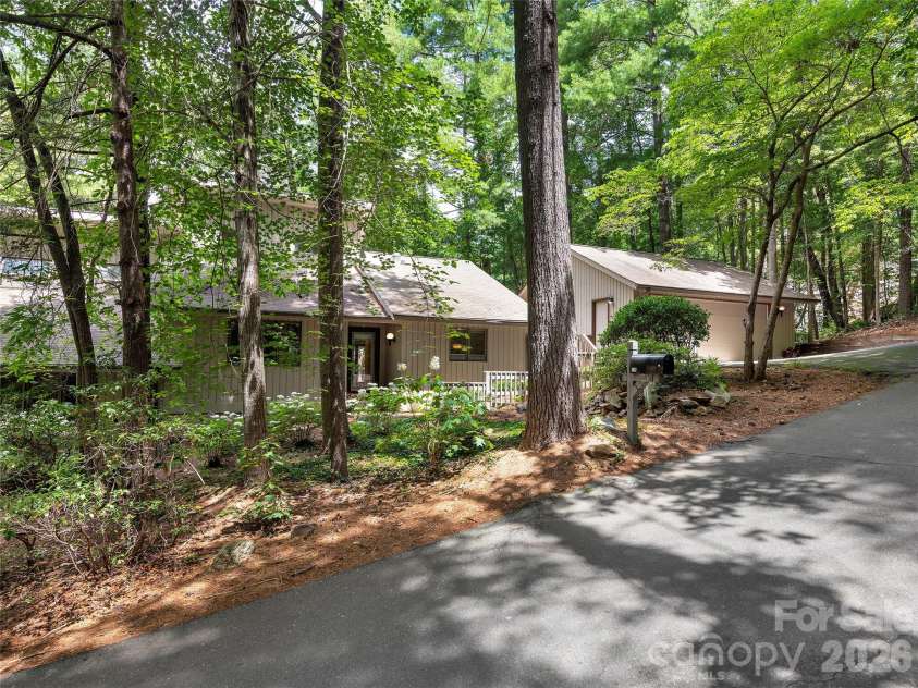 23 Cedarwood Trail, Asheville, NC 28803.  MLS# CAR4396022, YatesRealty ID 20975. 