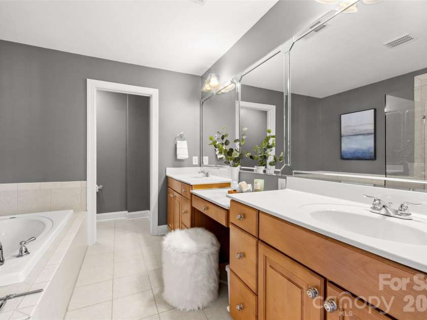 7810 Springs Village Lane, Charlotte, NC 28226.  MLS# CAR4379531, YatesRealty ID 20976. 