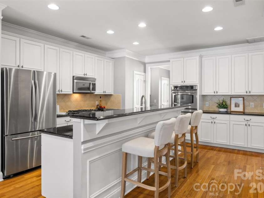 7810 Springs Village Lane, Charlotte, NC 28226.  MLS# CAR4427329, YatesRealty ID 20976. 