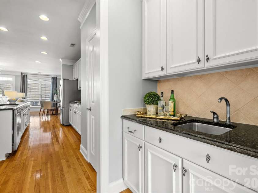 7810 Springs Village Lane, Charlotte, NC 28226.  MLS# CAR4427329, YatesRealty ID 20976. 