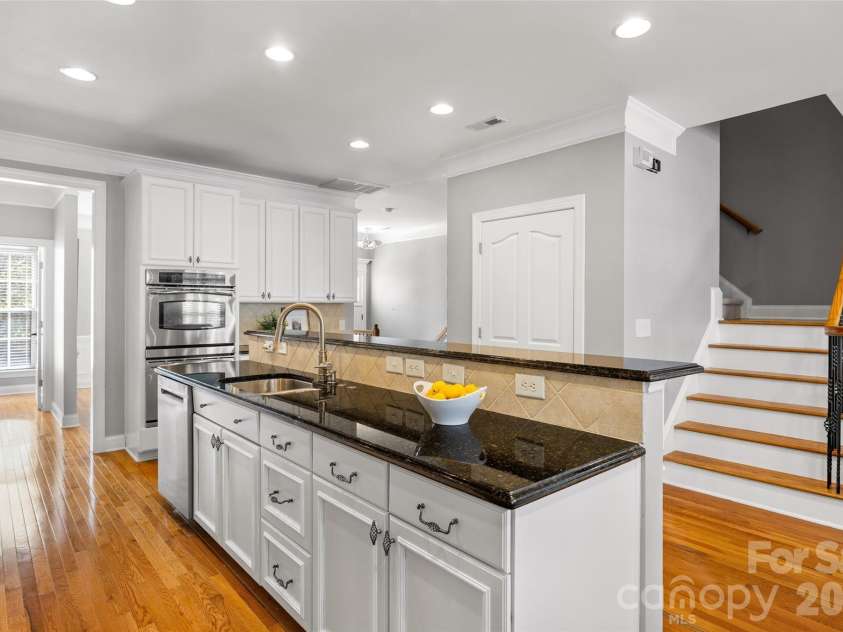7810 Springs Village Lane, Charlotte, NC 28226.  MLS# CAR4427329, YatesRealty ID 20976. 