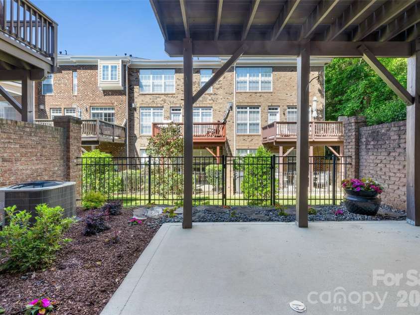 7810 Springs Village Lane, Charlotte, NC 28226.  MLS# CAR4427329, YatesRealty ID 20976. 