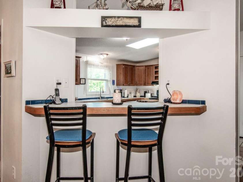 525 Mountain Meadows Drive, Bessemer City, NC 28016.  MLS# CAR4371411, YatesRealty ID 20978. Breakfast Bar