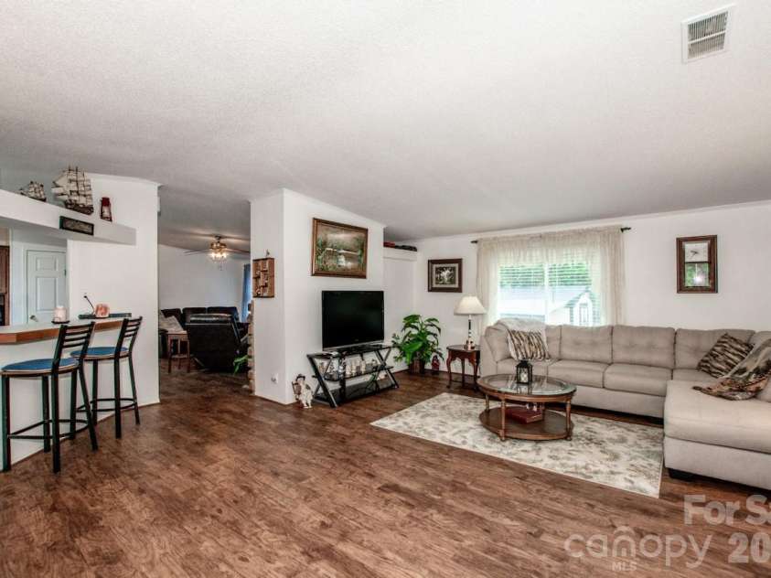 525 Mountain Meadows Drive, Bessemer City, NC 28016.  MLS# CAR4371411, YatesRealty ID 20978. Spacious Open Floor Plan