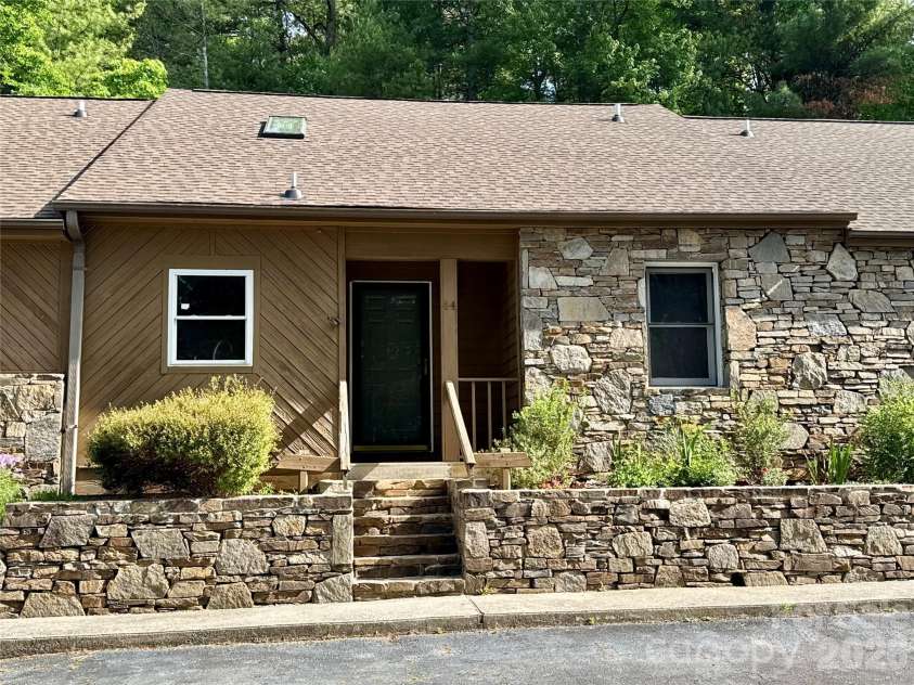 44 Sagebrush Circle, Etowah, NC 28729.  MLS# CAR4370177, YatesRealty ID 20979. 