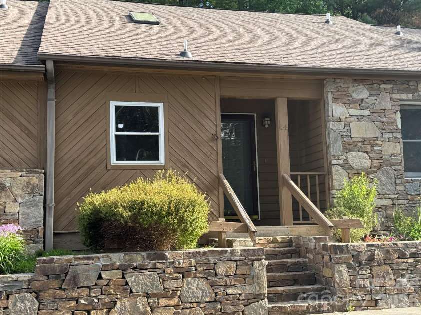 44 Sagebrush Circle, Etowah, NC 28729.  MLS# CAR4370177, YatesRealty ID 20979. 