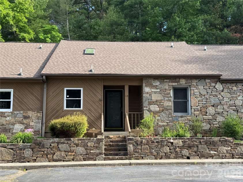 44 Sagebrush Circle, Etowah, NC 28729.  MLS# CAR4370177, YatesRealty ID 20979. 