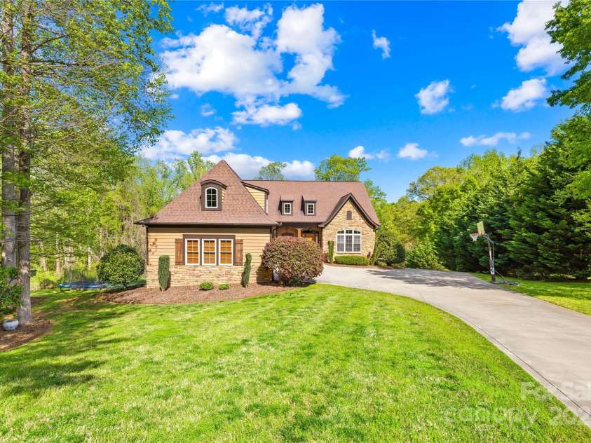 401 Yorkfield Drive, Shelby, NC 28150.  MLS# CAR4247658, YatesRealty ID 20981. 