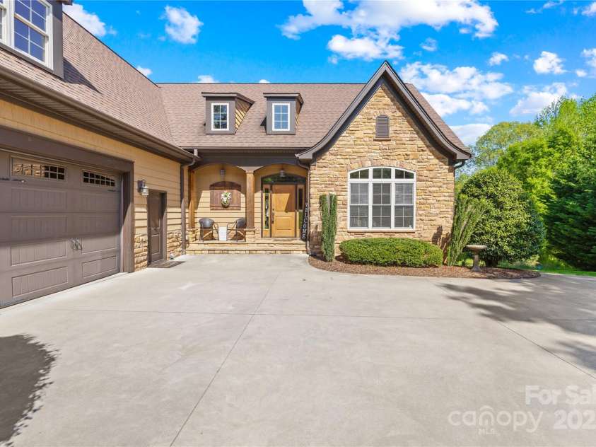 401 Yorkfield Drive, Shelby, NC 28150.  MLS# CAR4247658, YatesRealty ID 20981. 