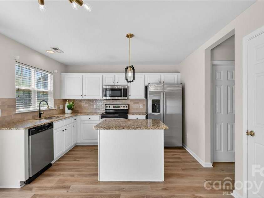 6526 Jupiter Lane, Charlotte, NC 28213.  MLS# CAR4366395, YatesRealty ID 20983. 