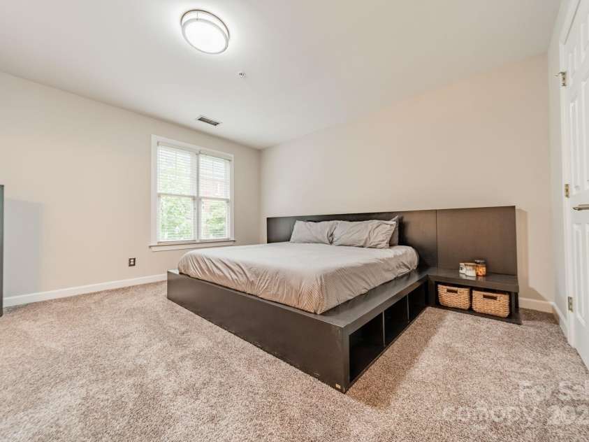 984 Park Slope Drive, Charlotte, NC 28209.  MLS# CAR4248505, YatesRealty ID 20984. 