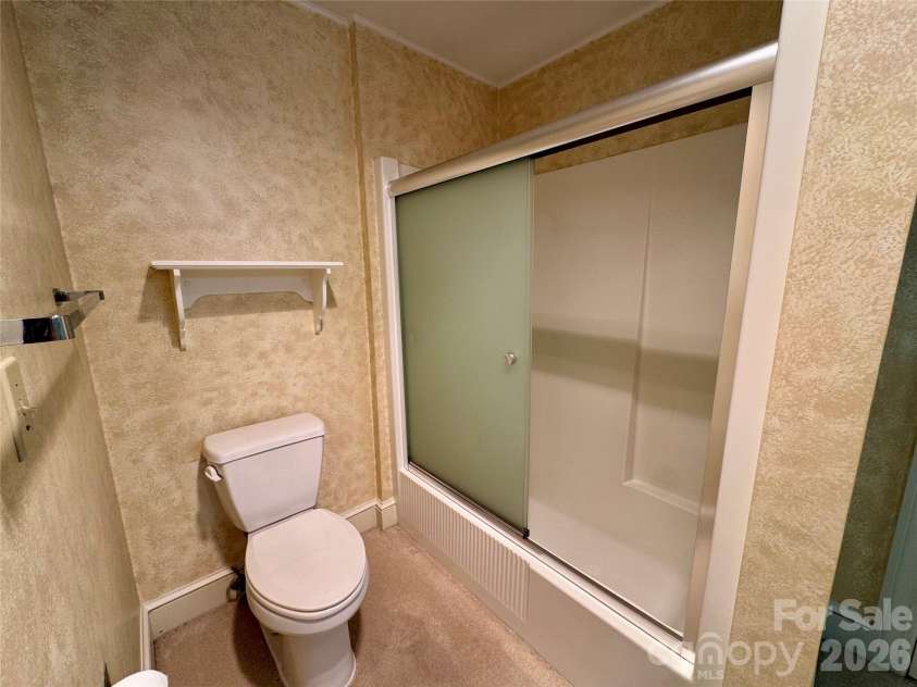 500 Woodend Drive, Concord, NC 28025.  MLS# CAR4379835, YatesRealty ID 20985. Upstairs hall bathroom