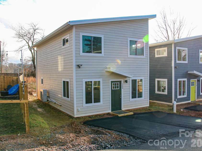 108 Lager Lane, Asheville, NC 28806.  MLS# CAR4323039, YatesRealty ID 20987. 