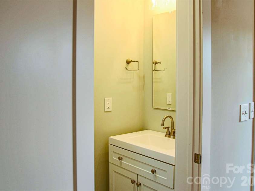 108 Lager Lane, Asheville, NC 28806.  MLS# CAR4323039, YatesRealty ID 20987. 