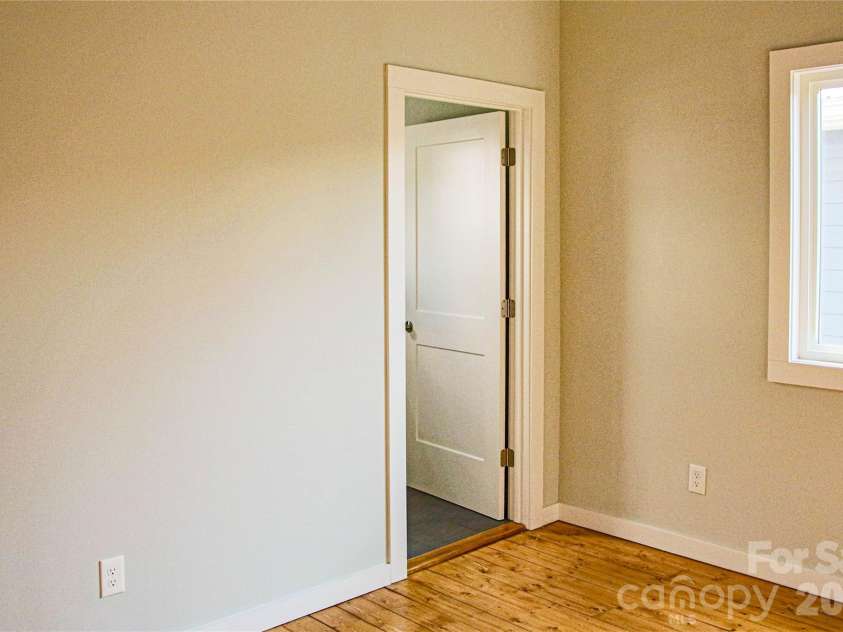 108 Lager Lane, Asheville, NC 28806.  MLS# CAR4323039, YatesRealty ID 20987. 