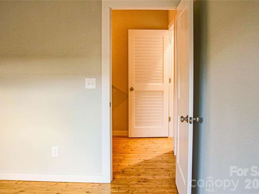 108 Lager Lane, Asheville, NC 28806.  MLS# CAR4323039, YatesRealty ID 20987. 