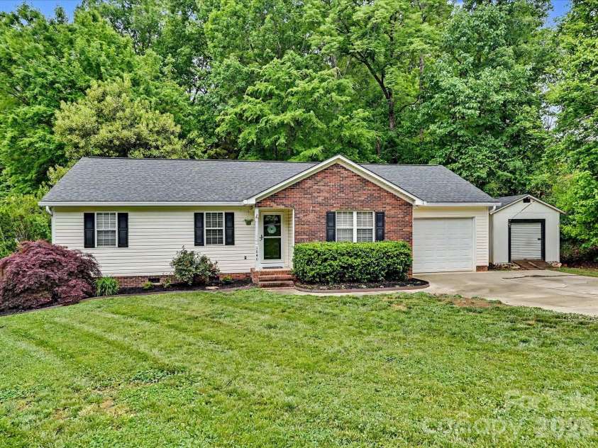 1040 Fox Run Circle, Concord, NC 28025.  MLS# CAR4376326, YatesRealty ID 20989. 