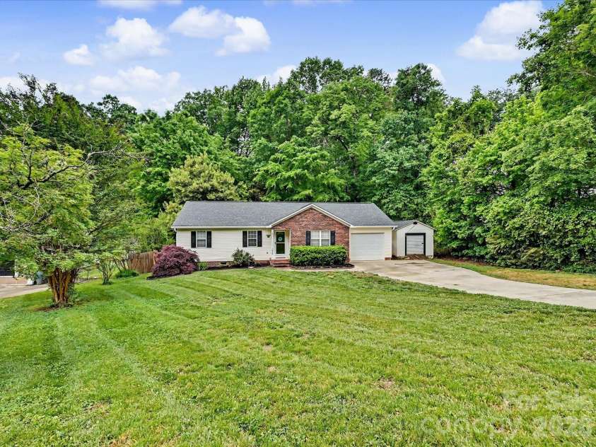 1040 Fox Run Circle, Concord, NC 28025.  MLS# CAR4376326, YatesRealty ID 20989. 