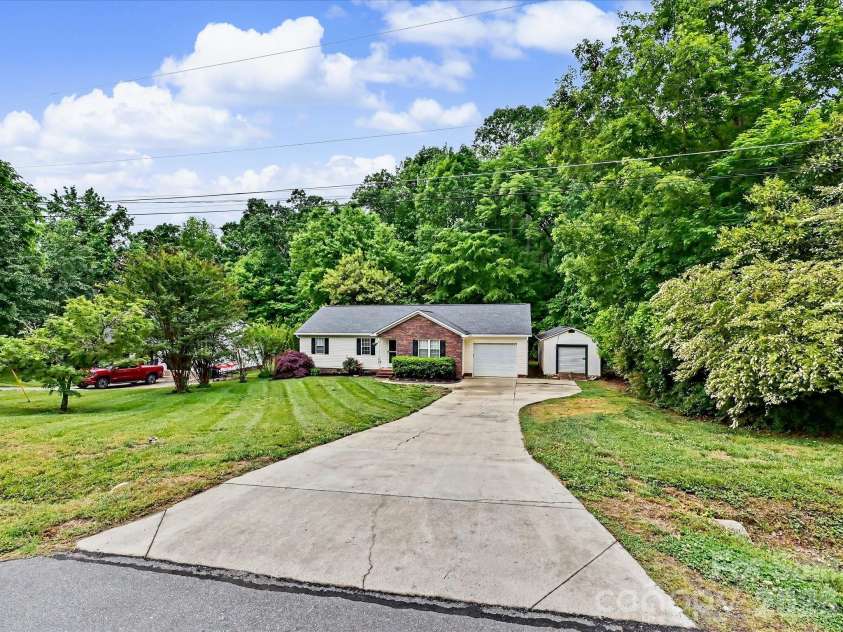1040 Fox Run Circle, Concord, NC 28025.  MLS# CAR4376326, YatesRealty ID 20989. 