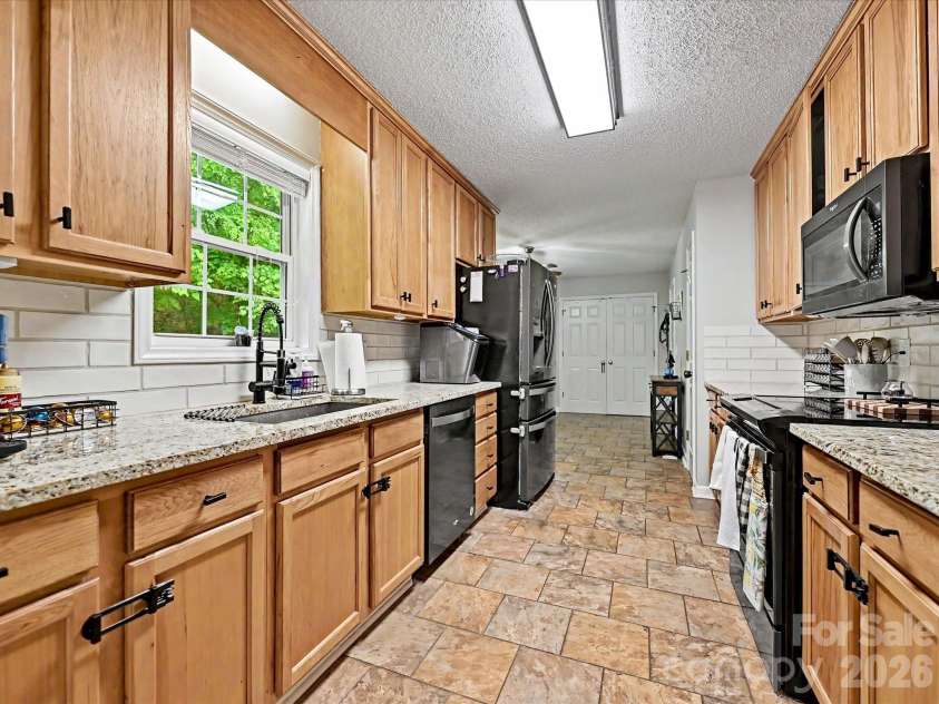 1040 Fox Run Circle, Concord, NC 28025.  MLS# CAR4376326, YatesRealty ID 20989. 
