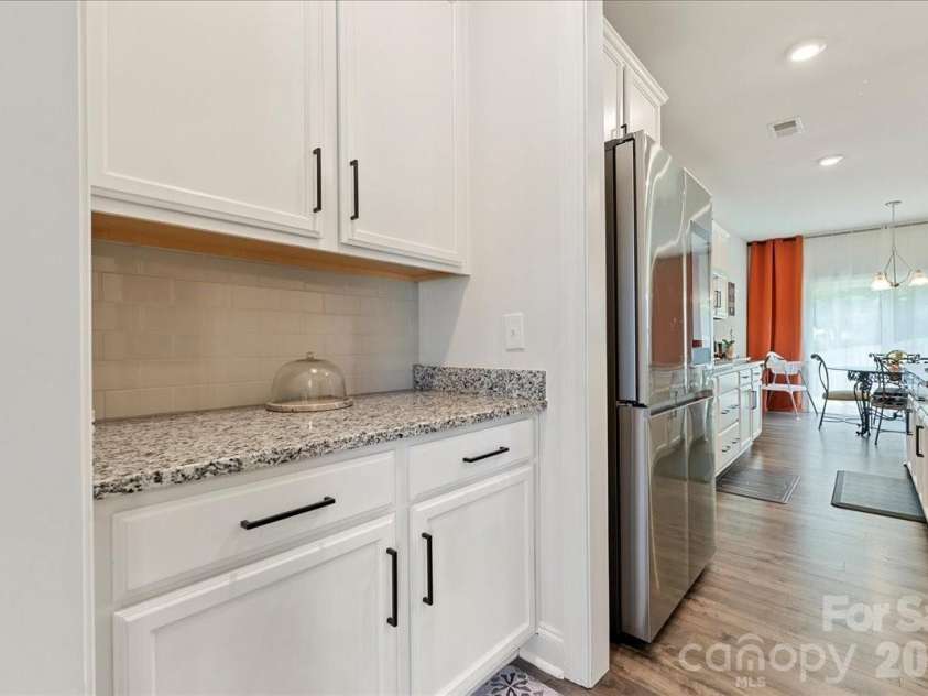 39 Hanging Leaf Court, Blythewood, SC 29016.  MLS# CAR4378952, YatesRealty ID 20992. Butler's Pantry