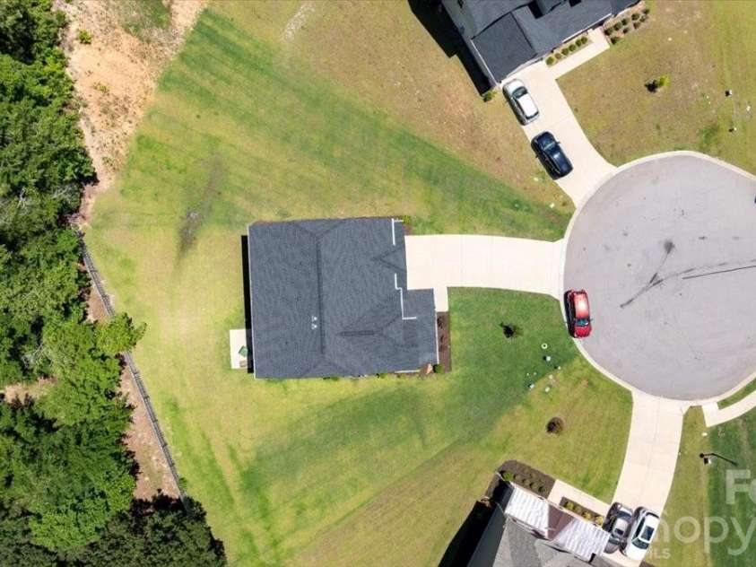 39 Hanging Leaf Court, Blythewood, SC 29016.  MLS# CAR4378952, YatesRealty ID 20992. Culdesac View