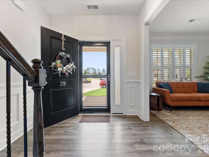 39 Hanging Leaf Court, Blythewood, SC 29016.  MLS# CAR4378952, YatesRealty ID 20992. Entry Way