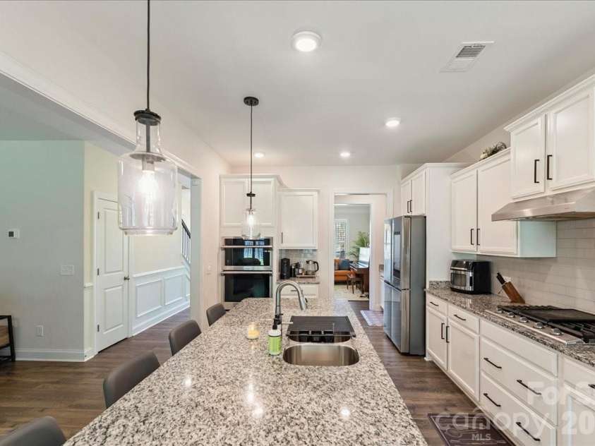39 Hanging Leaf Court, Blythewood, SC 29016.  MLS# CAR4378952, YatesRealty ID 20992. Kitchen
