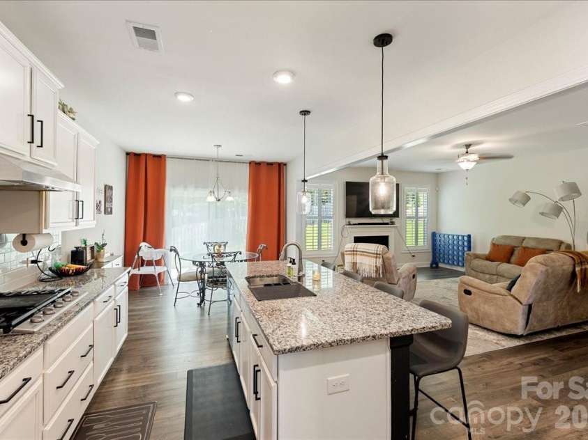 39 Hanging Leaf Court, Blythewood, SC 29016.  MLS# CAR4378952, YatesRealty ID 20992. Kitchen