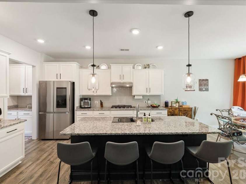 39 Hanging Leaf Court, Blythewood, SC 29016.  MLS# CAR4378952, YatesRealty ID 20992. Kitchen Island