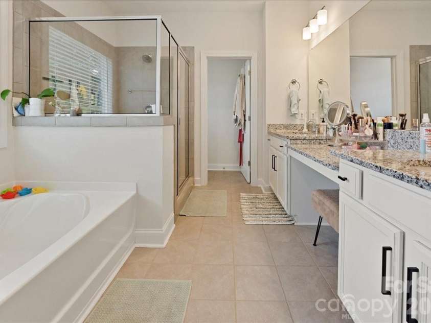 39 Hanging Leaf Court, Blythewood, SC 29016.  MLS# CAR4378952, YatesRealty ID 20992. Primary Bathroom