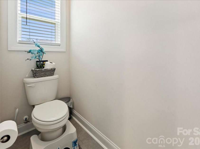 39 Hanging Leaf Court, Blythewood, SC 29016.  MLS# CAR4378952, YatesRealty ID 20992. Primary Water Closet