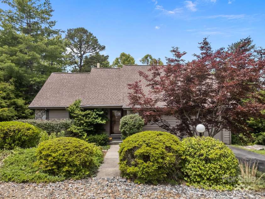 4 Zachary Ridge Road, Asheville, NC 28804.  MLS# CAR4266257, YatesRealty ID 20996. 
