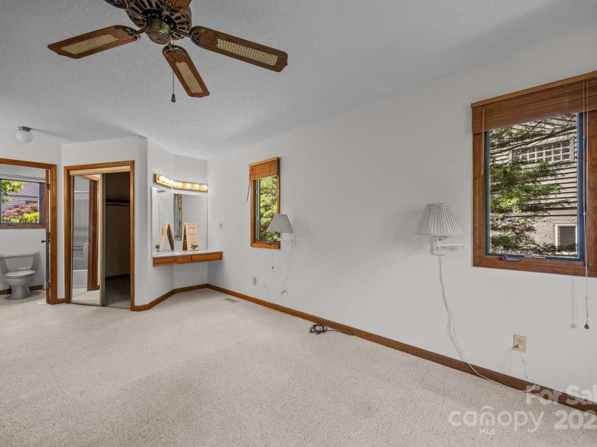 4 Zachary Ridge Road, Asheville, NC 28804.  MLS# CAR4266257, YatesRealty ID 20996. 