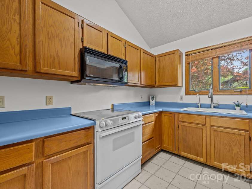 4 Zachary Ridge Road, Asheville, NC 28804.  MLS# CAR4266257, YatesRealty ID 20996. 