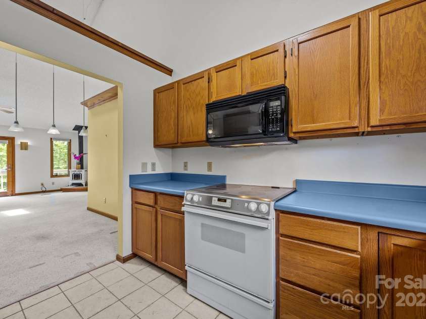 4 Zachary Ridge Road, Asheville, NC 28804.  MLS# CAR4266257, YatesRealty ID 20996. 