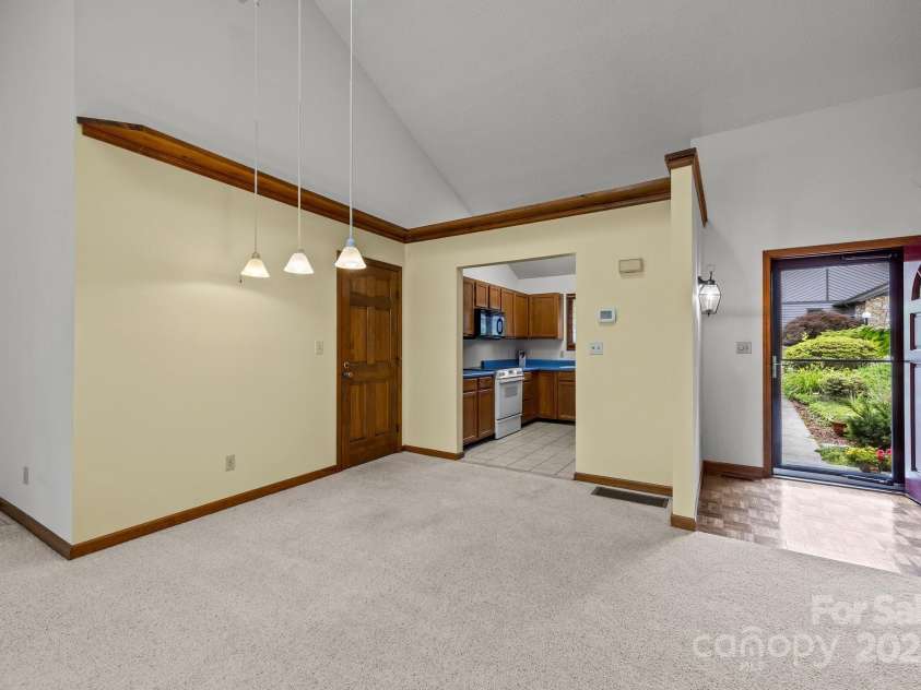 4 Zachary Ridge Road, Asheville, NC 28804.  MLS# CAR4266257, YatesRealty ID 20996. 