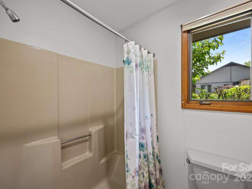 4 Zachary Ridge Road, Asheville, NC 28804.  MLS# CAR4266257, YatesRealty ID 20996. 