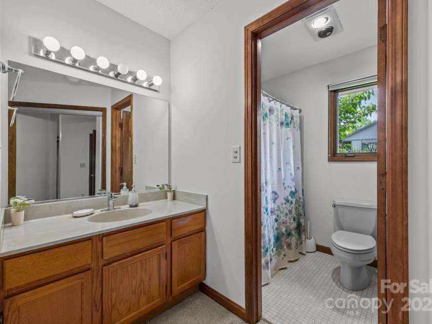 4 Zachary Ridge Road, Asheville, NC 28804.  MLS# CAR4266257, YatesRealty ID 20996. 