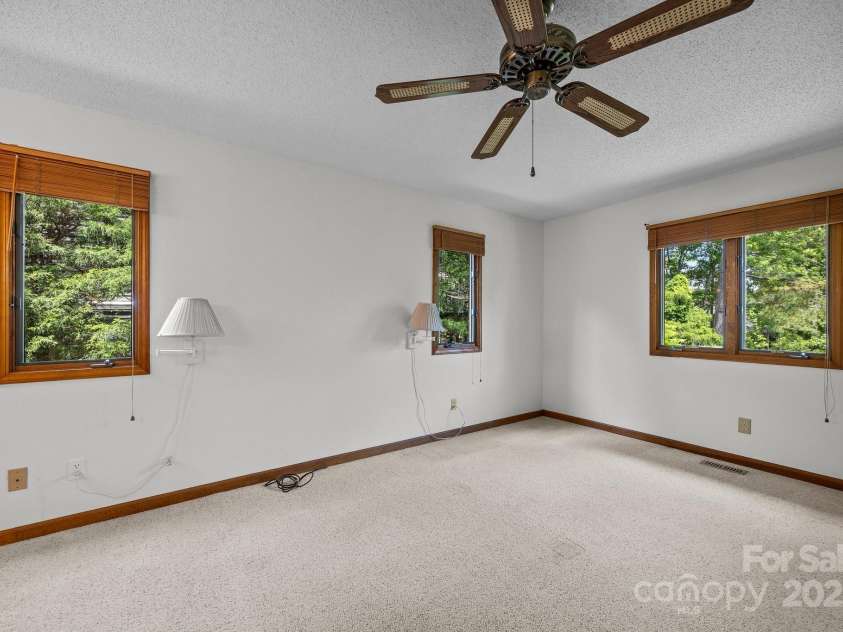 4 Zachary Ridge Road, Asheville, NC 28804.  MLS# CAR4266257, YatesRealty ID 20996. 