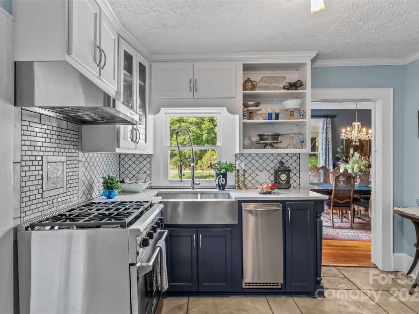 404 Avery Avenue, Morganton, NC 28655.  MLS# CAR4185213, YatesRealty ID 210. 