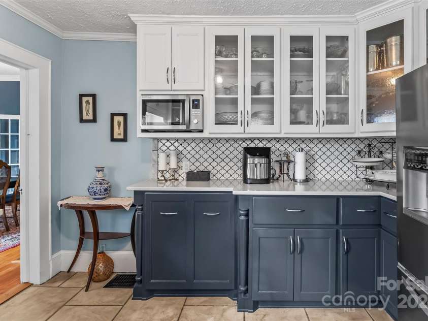 404 Avery Avenue, Morganton, NC 28655.  MLS# CAR4185213, YatesRealty ID 210. 