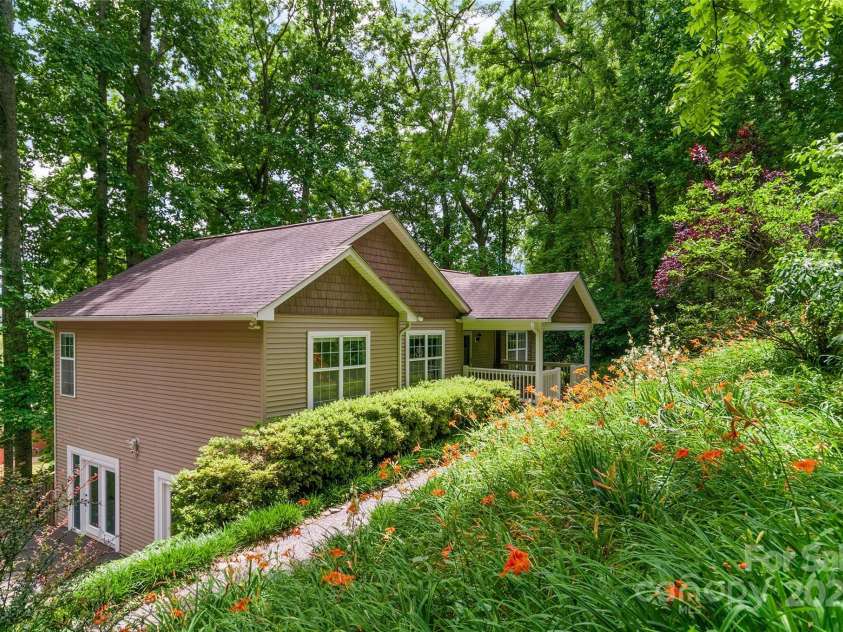 209 Blink Bonny Drive, Waynesville, NC 28786.  MLS# CAR4260662, YatesRealty ID 21001. 