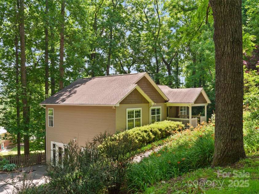 209 Blink Bonny Drive, Waynesville, NC 28786.  MLS# CAR4260662, YatesRealty ID 21001. 