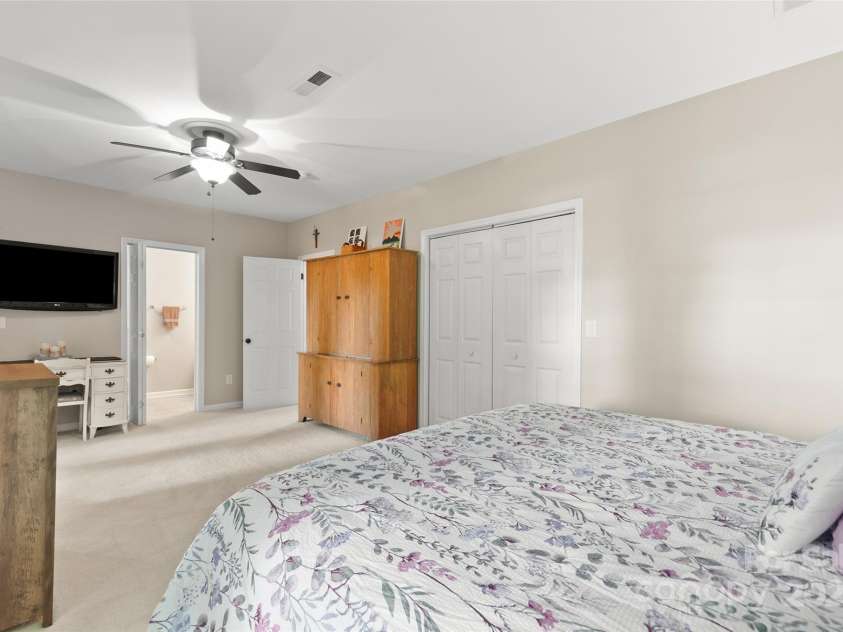 209 Blink Bonny Drive, Waynesville, NC 28786.  MLS# CAR4260662, YatesRealty ID 21001. Basement Ensuite