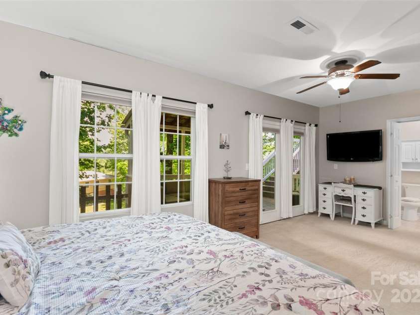 209 Blink Bonny Drive, Waynesville, NC 28786.  MLS# CAR4260662, YatesRealty ID 21001. Basement Ensuite